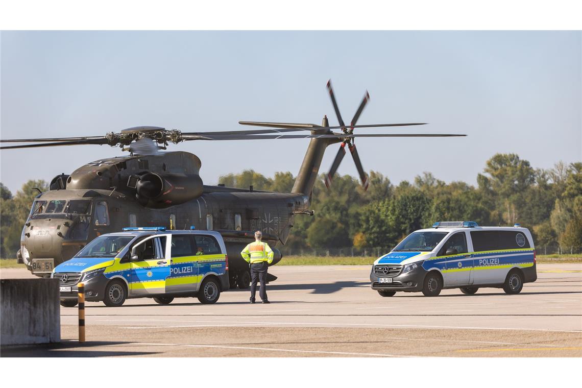 Alle Haftbefehle nach mutmaßlichen Hamas-Festnahmen in Kraft Einer der Beschuldigten wurde mit einem Bundeswehr-Hubschrauber nach Karlsruhe gebracht.