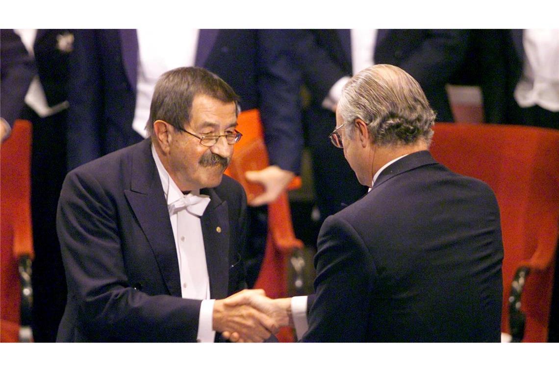 Große Preise, große Namen - Die Nobelpreis-Saison beginnt Einer der bislang letzten deutschen Nobelpreisträger: Günter Grass bekam die Nobelmedaille 1999 aus den Händen von Schwedens König Carl XVI. Gustaf überreicht. (Archivbild)