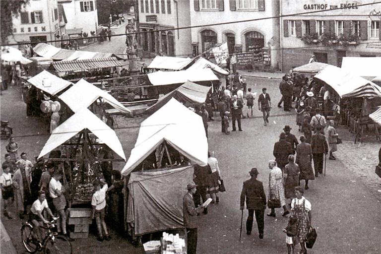 Einer der ersten Märkte fand in Murrhardt um 1950 statt. Zuvor waren Lebensmittel nur schwer zu bekommen, Rationen wurden während der Versorgungskrise 1946 stark gekürzt. Foto: Archiv Carl-Schweizer-Museum