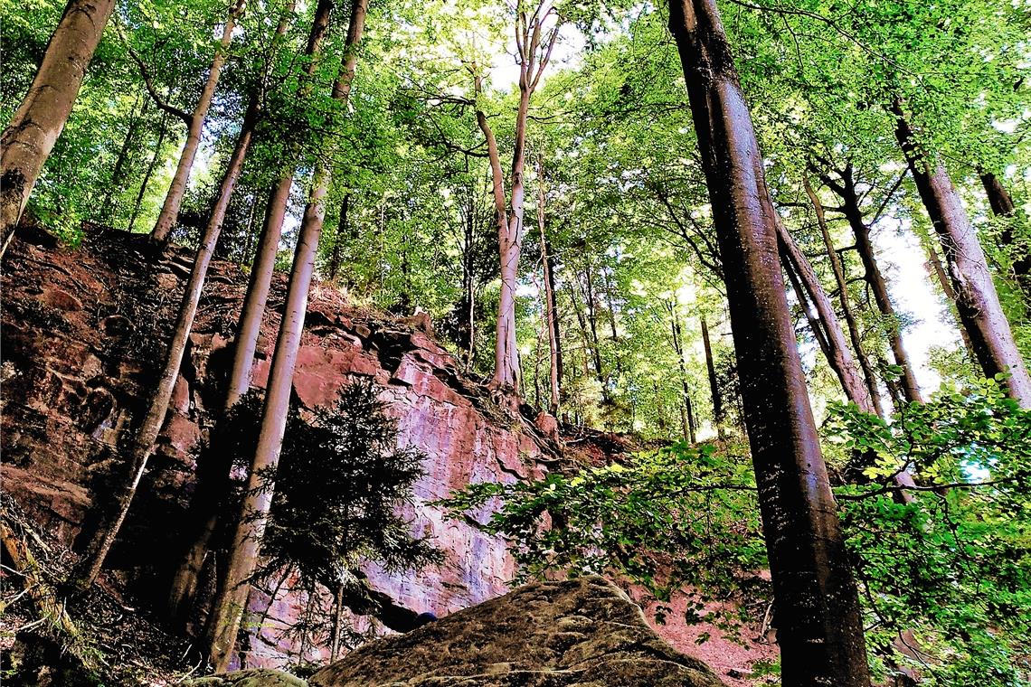 Einer der Feenspuren-Wanderwege führt durchs beeindruckende Felsenmeer.