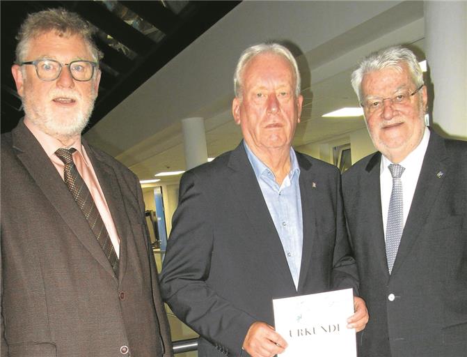 Einer der Geehrten: Jürgen Gäbisch aus Aspach wird von Bürgermeister Dieter Zahn (links) und VdV-Geschäftsführer Harald Gentsch in die Mitte genommen. Foto: privat