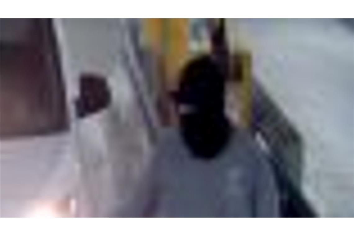 Einer der Maskierten trug grüne Handschuhe.