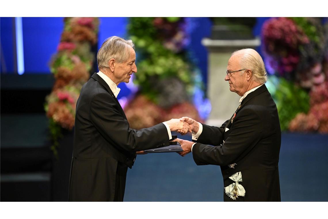 Nobelpreisträger warnt vor Bruch des Atomwaffen-Tabus Einer der Preisträger: Der KI-Grundlagenforscher Geoffrey Hinton, der hier den Nobelpreis von König Carl Gustaf überreicht bekommt.