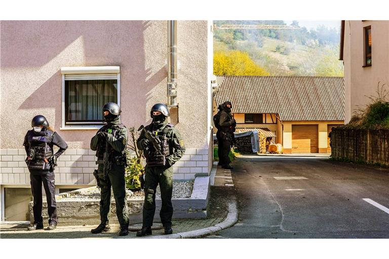Einer der schwersten Reichsbürger-Einsätze der vergangenen Jahre: Bewaffnete Polizisten umzingeln ein Haus in Boxberg.