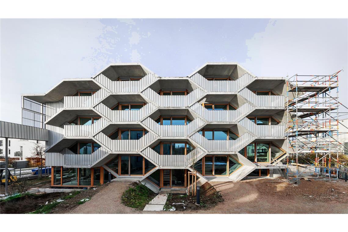 Deutschlands bestes Haus steht in Berlin-Neukölln Einer der vier Finalisten: Peter Haimerl Architektur mit Balda Architekten und Hoffmannarchitekt überzeugten mit dem „Clusterwohnen Wabenhaus“ in München. 22 Einheiten zwischen 22 und 106 Quadratmetern, darunter Maisonetten mit ein bis vier Zimmern, aber auch einzelne Wabenzimmer mit eigenem Bad. Beim WG-Modell steht ein Gemeinschaftsraum mit Küche zur Verfügung, der zugleich als Ess- und Wohnzimmer dient. Hinzu kommen Gemeinschaftsräume, eine Fahrradwerkstatt, ein Quartiersladen, ein Gästeappartement und eine gemeinschaftlich nutzbare Dachterrasse.