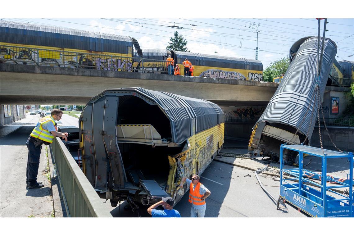 Einer der Waggons ist auf die Straße gestellt worden.