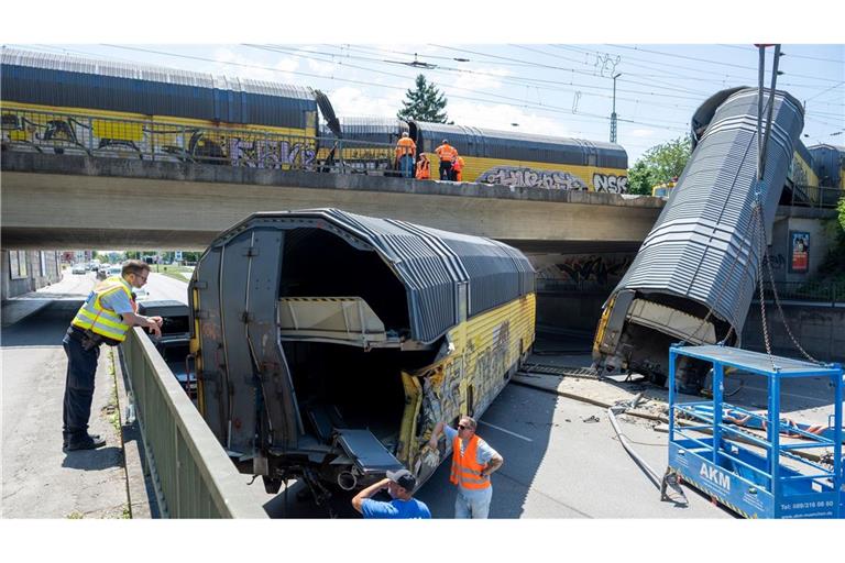 Einer der Waggons ist auf die Straße gestellt worden.