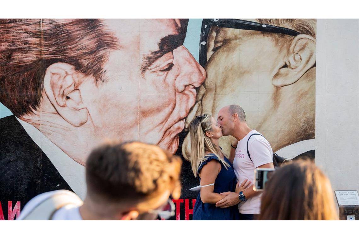 Einer der wohl bekanntesten Abschnitte der Berliner Mauer zeigt den Bruderkuss. (Archivbild)