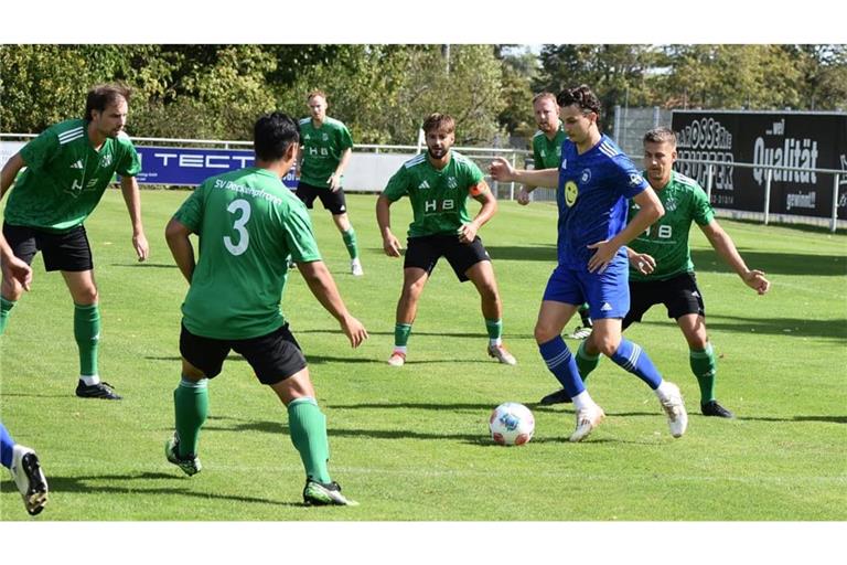 Einer gegen alle: In dieser Szene stoppt der SV Deckenpfronn II (in Grün) Jan Modjesch vom TSV Hildrizhausen (am Ball) noch, aber später netzt die Offensivkraft ein.