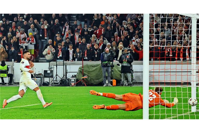 Eines der späten VfB-Tore: Deniz Undav schießt – und Rotterdams Keeper Timon Wellenreuther ist ohne Chance.