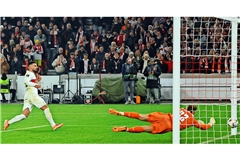 Eines der späten VfB-Tore: Deniz Undav schießt – und Rotterdams Keeper Timon Wellenreuther ist ohne Chance.