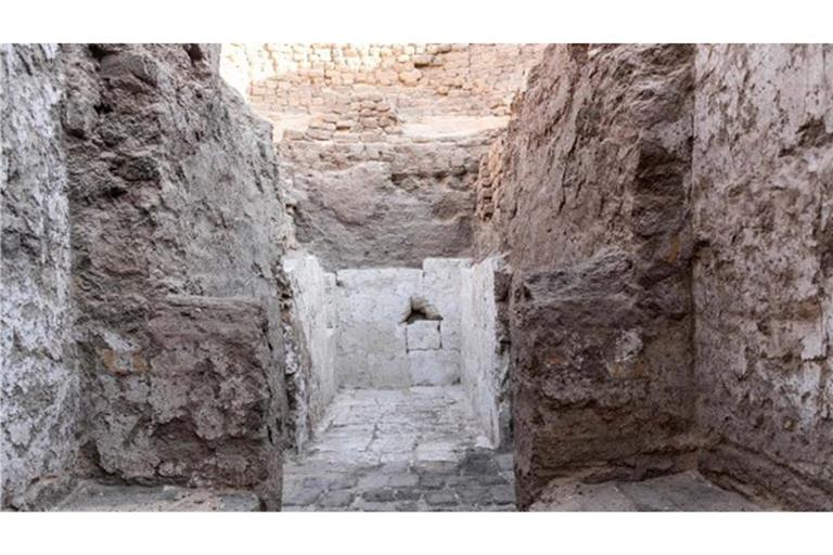 Eingang zu dem jetzt aufgefundenen, 3600 Jahre alten Königsgrab in der altägyptischen Nekropole Abydos.
