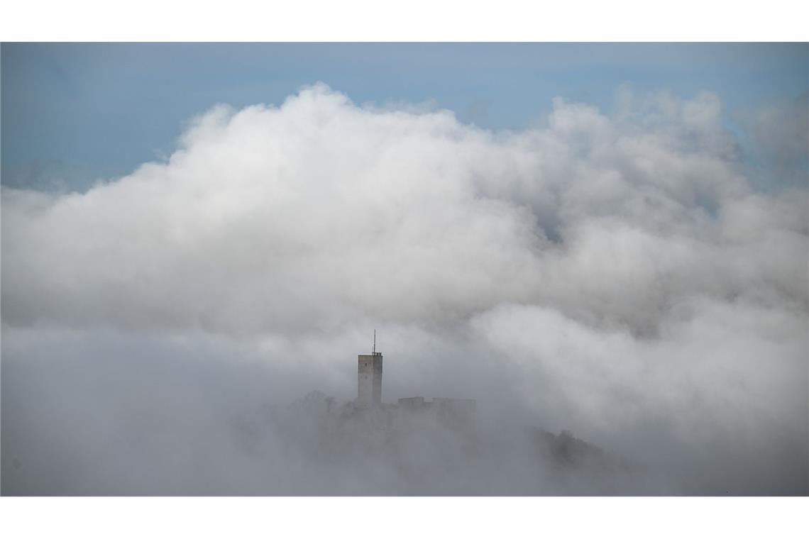 Bilder des Tages Eingebettet im Nebel ist die Burgruine Königstein im Taunus zu sehen.