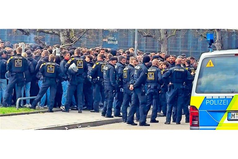 Eingekesselt – Polizeibeamte schirmen Fans des VfB Stuttgart in München ab.
