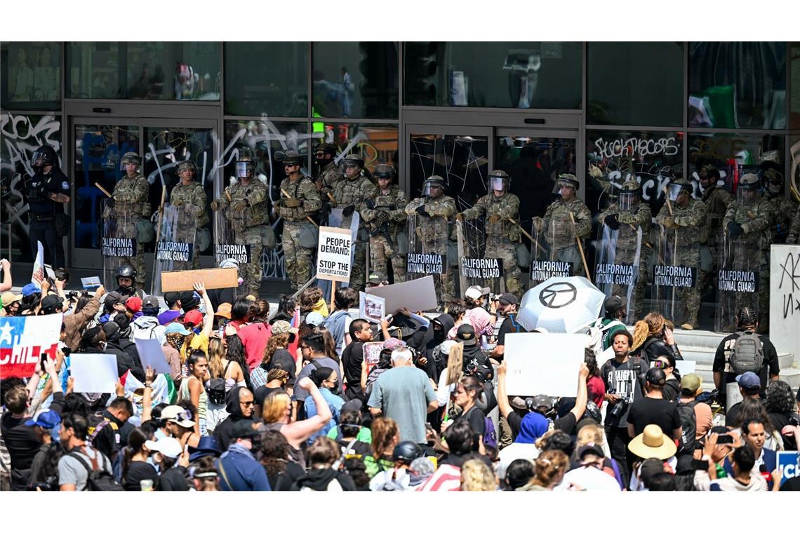Bilder des Tages Einheiten der Nationalgarde stehen protestierenden Menschen am Federal Building auf der Los Angeles Street in Downtown LA gegenüber.