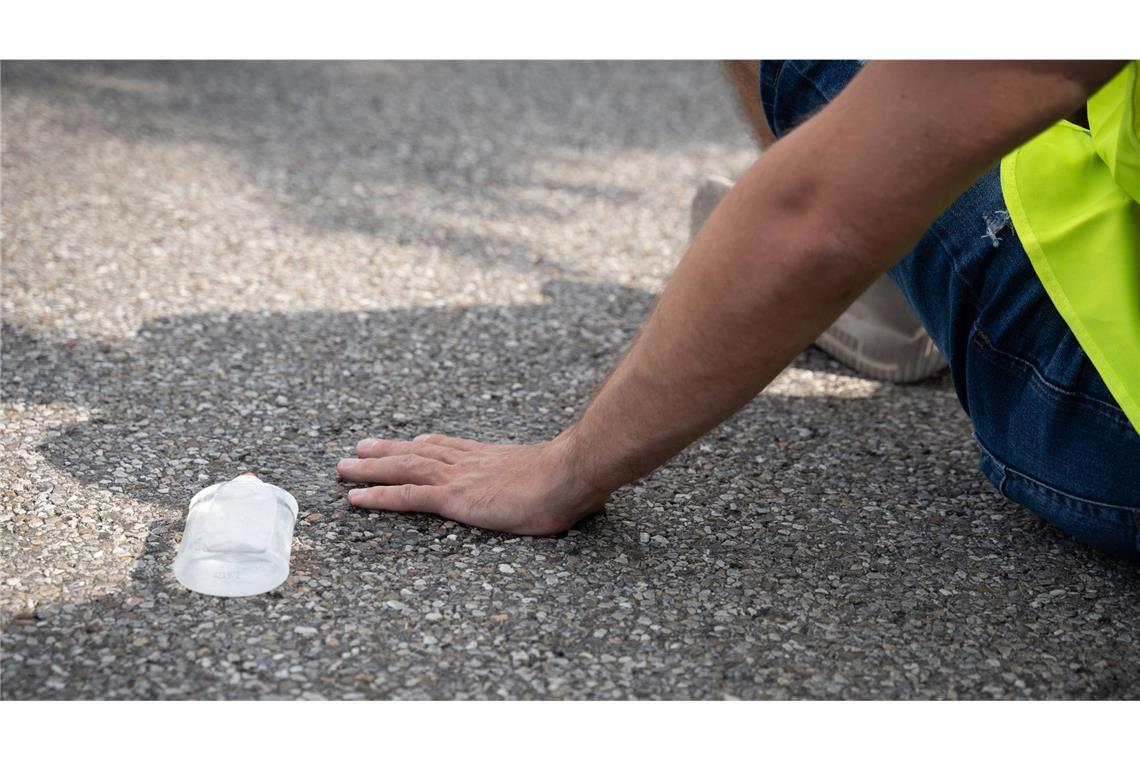 Zementwerk durch Protestaktion blockiert – Aktivisten kleben sich auf Straße Einige Aktivisten fixierten ihre Hände durch Kleber auf dem Asphalt. (Symbolfoto)