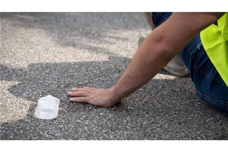 Einige Aktivisten fixierten ihre Hände durch Kleber auf dem Asphalt. (Symbolfoto)