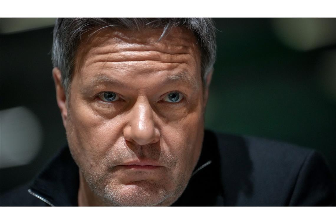 Von „Arrogant“ bis „König der Energiewende“ – Netz reagiert auf Pöbel-Abschied Einige der Kommentare zu seinem Rückzug haben bei Habeck womöglich für Stirnrunzeln gesorgt.