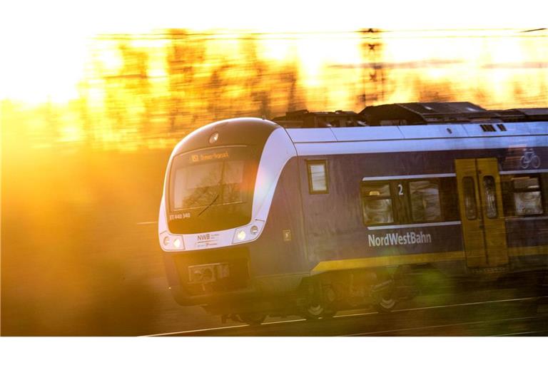 Einige Fahrgäste wählten laut der Bundespolizei den Notruf, nachdem der Zug infolge eines Defekts auf freier Strecke stoppen musste. (Symbolbild)