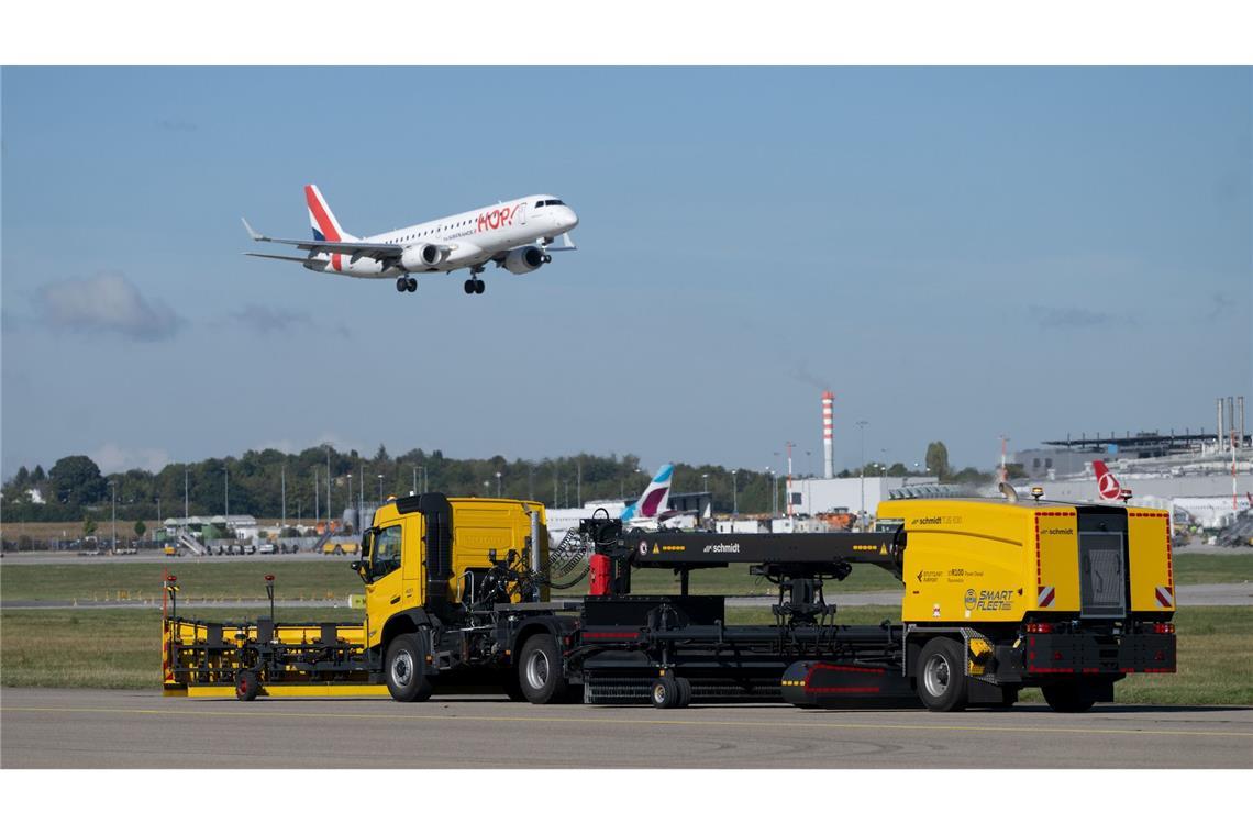 Machen selbstfahrende Schneepflüge den Flughafen sicherer? Einige Flughäfen in Deutschland wollen selbstfahrende Schneeräumfahrzeuge einsetzen. (Archivbild)