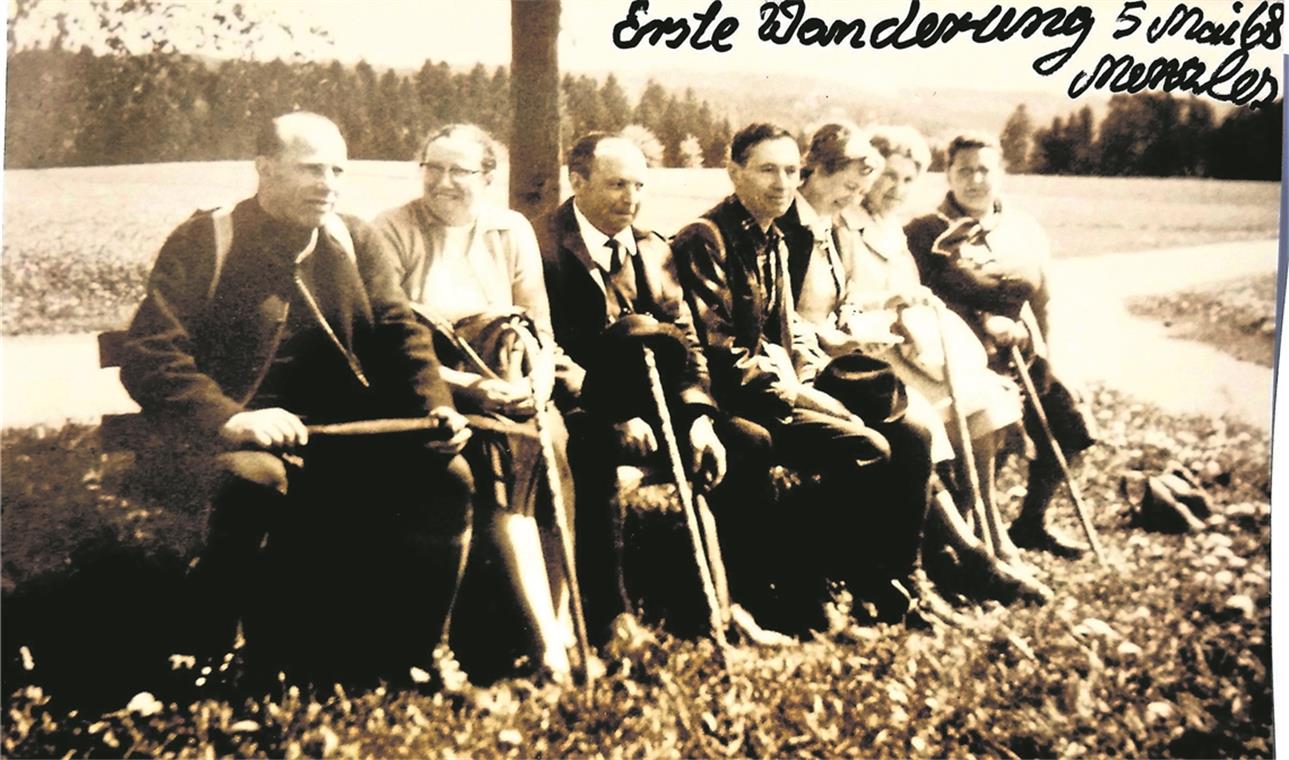Das Fornsbachlied singen sie bis heute Einige Gründungsmitglieder auf einer Wanderung 1968 bei Menzles in der Nähe von Altersberg. Der vierte von links ist Hugo Hacker, Initiator und erster Vorsitzender der Ortsgruppe. Foto von Manfred Weiß zur Verfügung gestellt