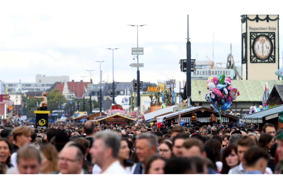 Nach Überfüllung: Was sich künftig auf der Wiesn ändern soll Einige Leute verspürten am Samstag Panik in der Menschenmenge. (Archivbild)