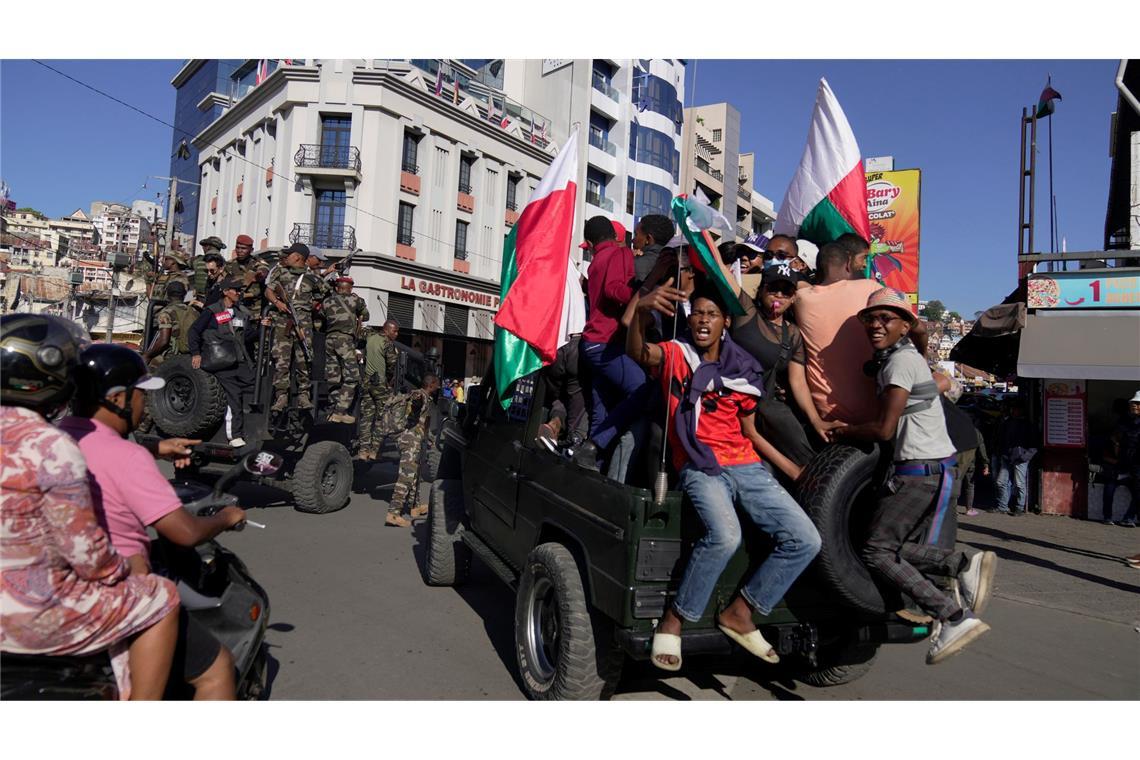 Militär übernimmt Macht in Madagaskar Einige Menschen nutzten die Gelegenheit für Selfies mit der Militäreinheit.