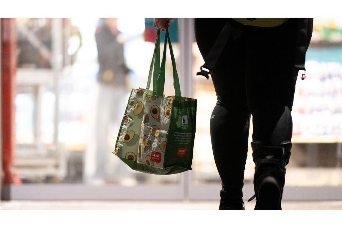 Einkommensschwache Haushalte geben besonders viel für Wohnen und Lebensmittel aus.