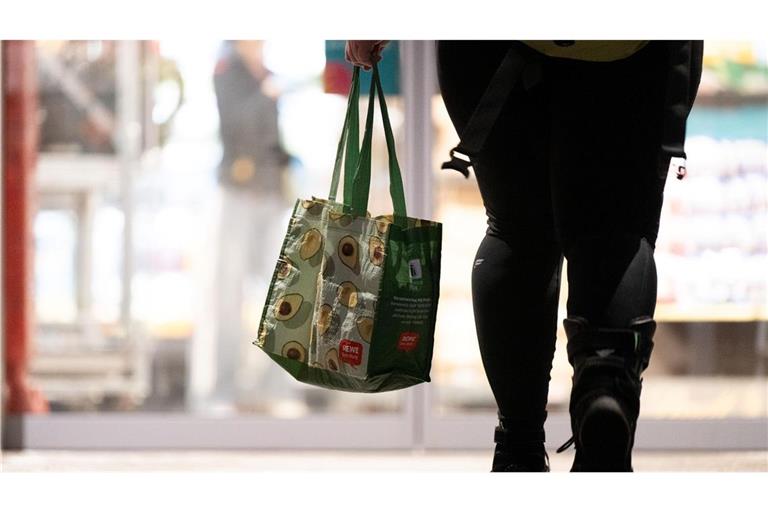 Einkommensschwache Haushalte geben besonders viel für Wohnen und Lebensmittel aus.