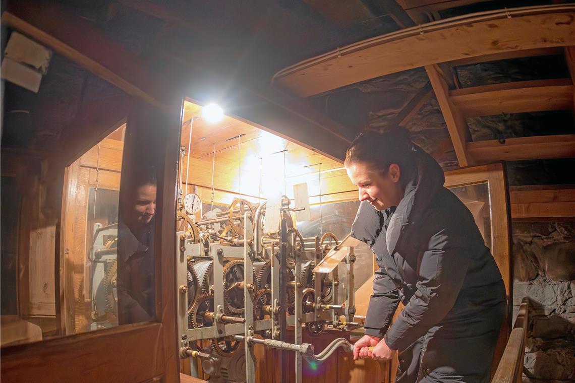 Altes Uhrwerk mit kleinen Tücken in Oppenweiler Einmal in der Woche schaut Mesnerin Nadine Ortwein bei der Turmuhr nach dem Rechten und justiert im Bedarfsfall händisch nach. Foto: Alexander Becher