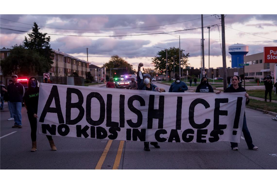 Einsätze gegen Migranten unter Trump haben bereits in mehreren US-Städten für Proteste gesorgt - etwa in und um Chicago. (Archivbild)