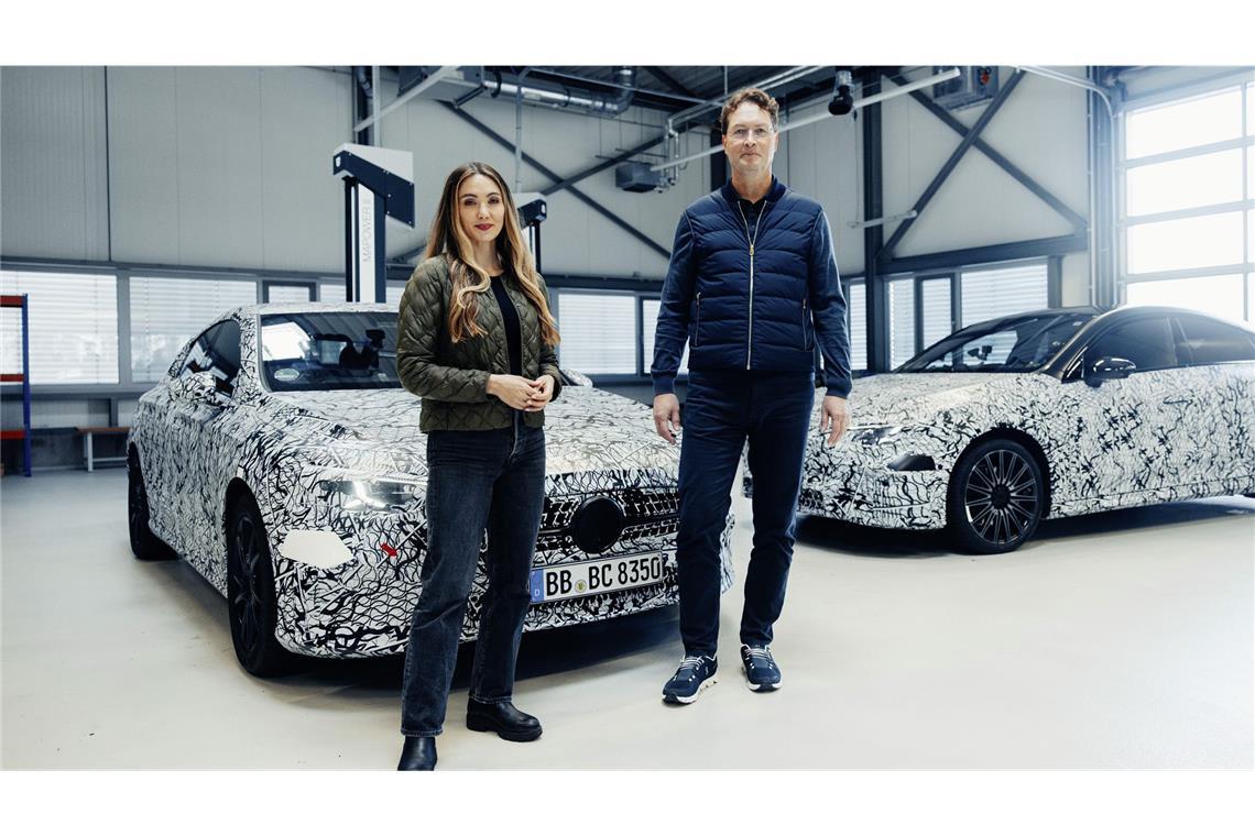 Mercedes-Chef Källenius geht auf Werbefahrt im neuen CLA Einsatz als Testfahrer: Ola Källenius mit der Moderatorin Sarah Harman