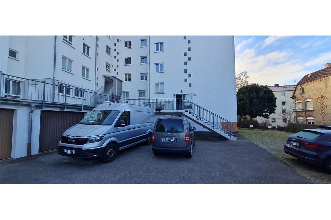 Polizei fasst mutmaßlichen Mörder Einsatzfahrzeuge der Polizei am Tatort Landhausstraße: Auch am Montag werden im Mehrfamilienhaus noch Spuren gesichert.