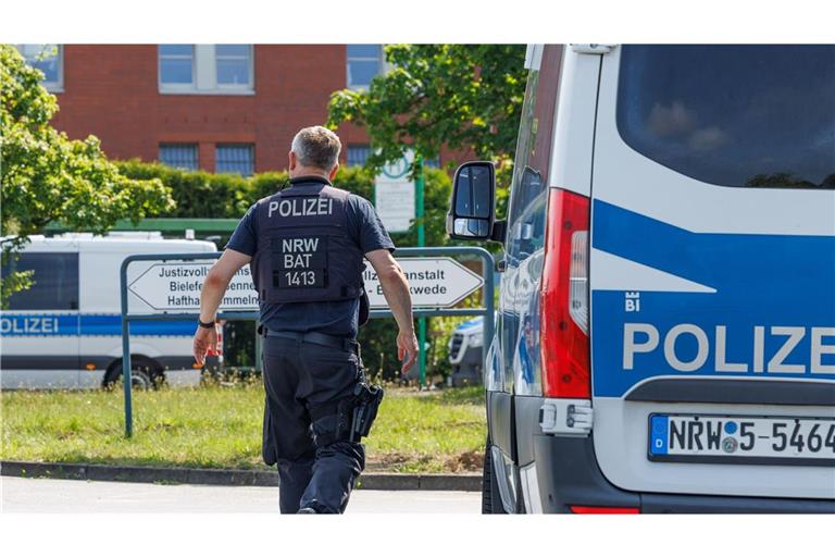 Einsatzfahrzeuge der Polizei stehen vor der Justizvollzugsanstalt Bielefeld-Senne. Ein Straftäter ist aus der JVA entwichen.