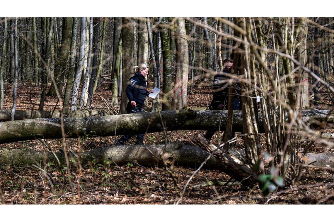 Einsatzkräfte am Unfallort.