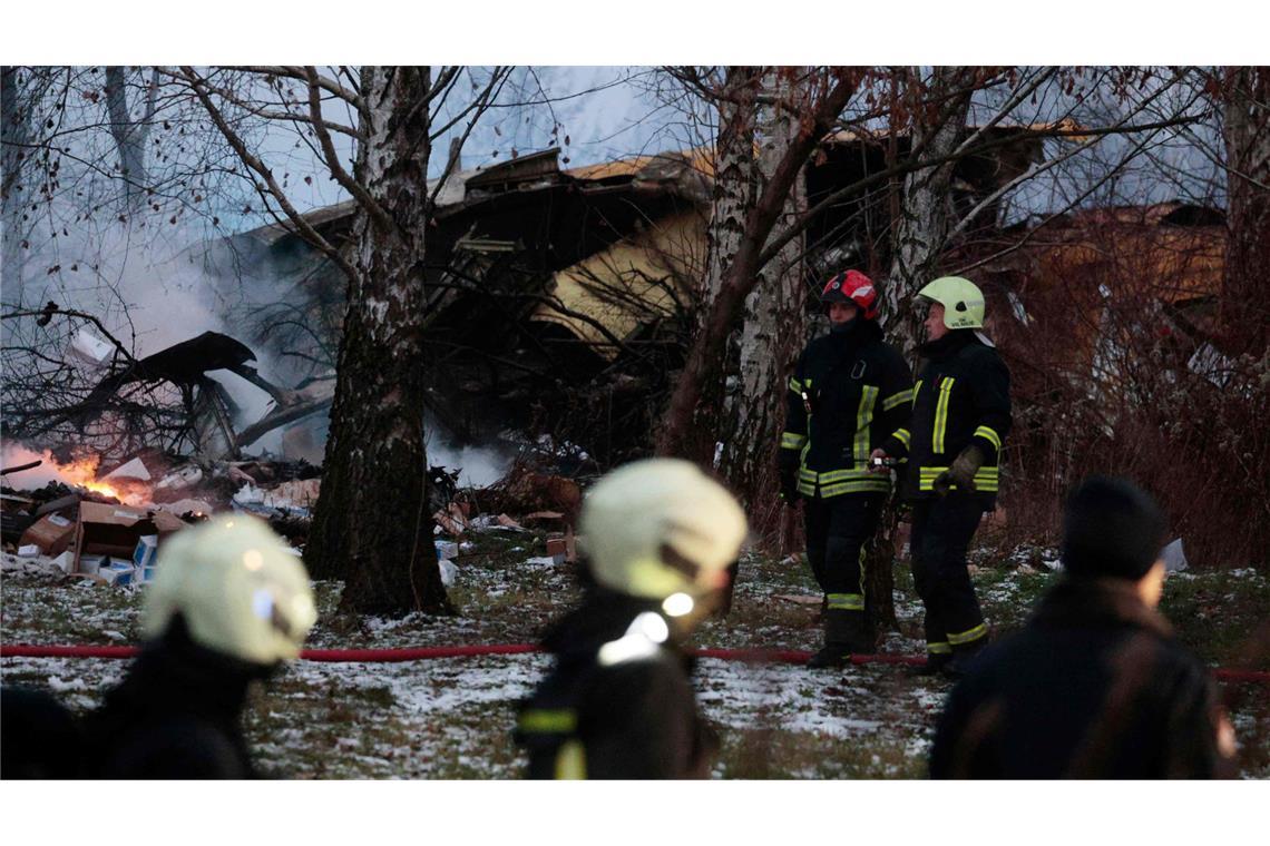 Frachtflugzeug stürzt neben Wohngebäude in Litauen Einsatzkräfte am Unglücksort: Ein Frachtflugzeug von DHL ist in Litauen abgestürzt.