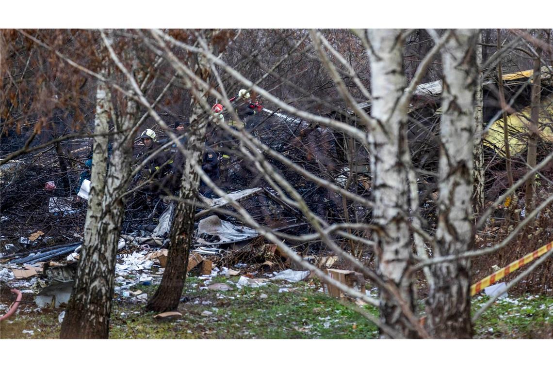 Ermittler bergen Flugschreiber nach Absturz in Litauen Einsatzkräfte an den Trümmern der abgestürzten Maschine.