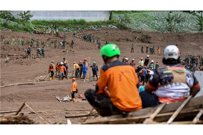 Einsatzkräfte bargen zwei Tage nach dem Unglück weitere Opfer.