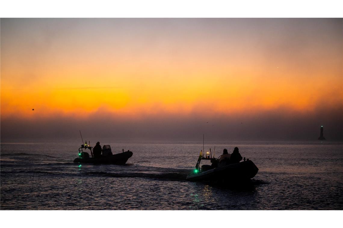 Castor-Transport soll nach Bayern rollen Einsatzkräfte begleiteten das Schiff bei seiner Ankunft in der Dämmerung.