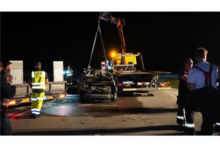 Einsatzkräfte bereiten den Abtransport eines Unfallfahrzeugs vor.