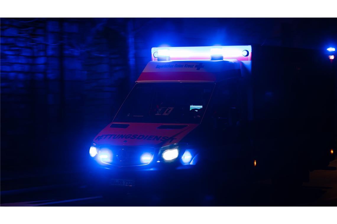 Einsatzkräfte   brachten den 20-Jährigen ins Krankenhaus (Symbolbild).