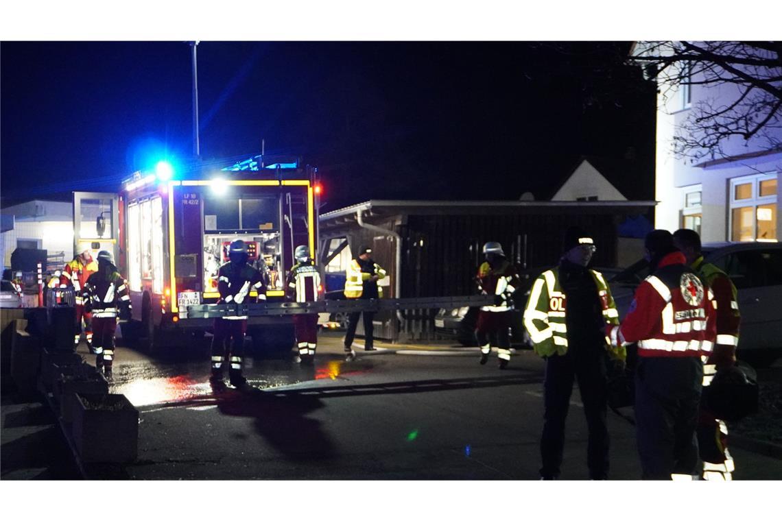 Einsatzkräfte de Feuerwehr in Frickingen.