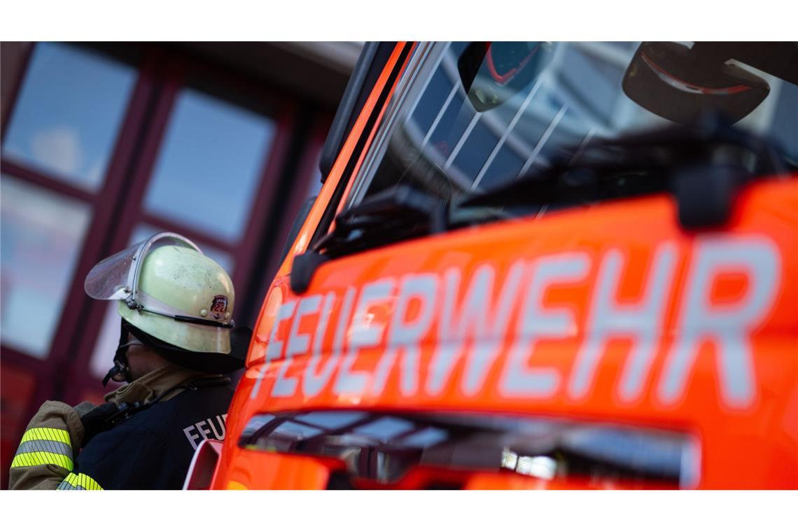 Einsatzkräfte der Feuerwehr befreiten den Mann. (Symbolbild)