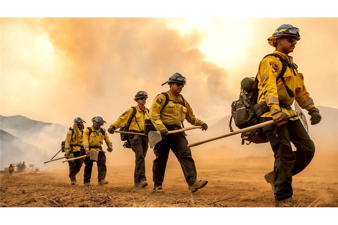 Einsatzkräfte der Feuerwehr bekämpfen den Gifford-Brand im Los Padres National Forest.