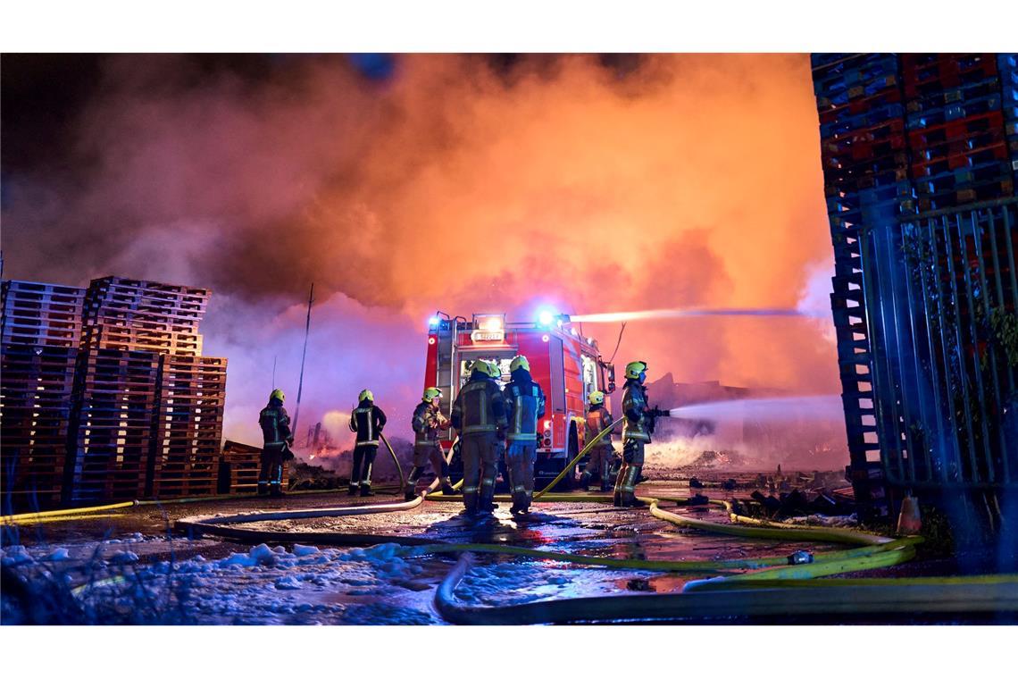Bilder des Tages Einsatzkräfte der Feuerwehr löschen einen Brand auf einem Firmengelände in Berlin-Marzahn. Mit über 100 Einsatzkräften kämpft die Feuerwehr gegen einen Großbrand auf einem Firmengelände in Berlin-Marzahn.
