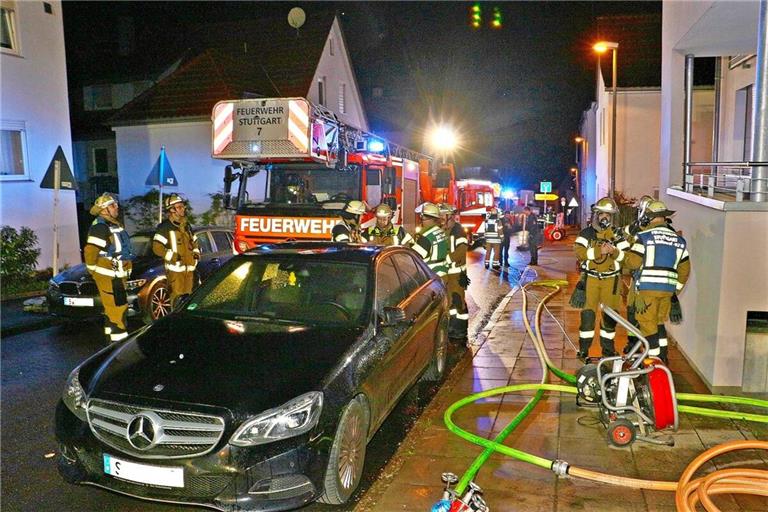 Einsatzkräfte der Feuerwehr rückten mit einer Drehleiter an.