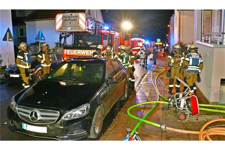 Einsatzkräfte der Feuerwehr rückten mit einer Drehleiter an.