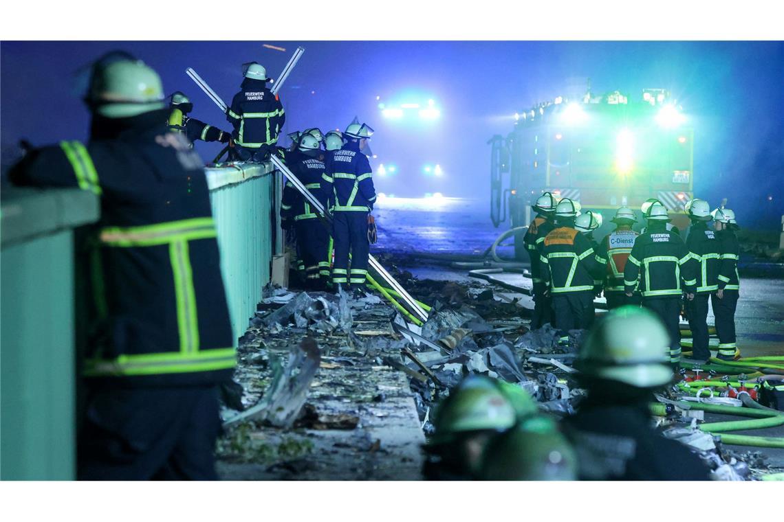 Bilder des Tages Einsatzkräfte der Feuerwehr sind dabei einen Brand in einem Industriegebiet im Hamburger Hafen zu löschen.
