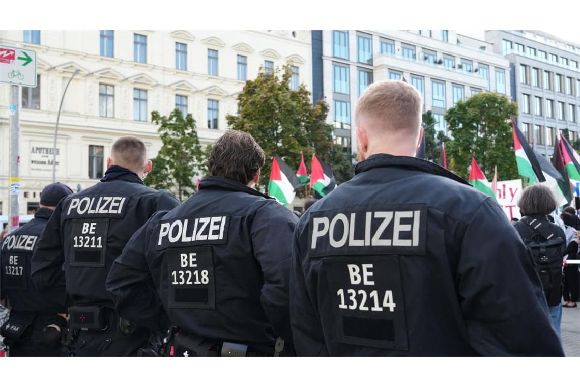 Einsatzkräfte der Polizei begleiten eine propalästinensische Demonstration unter dem Slogan „Stoppt den Gaza Genozid. Stoppt den Krieg“ in Berlin-Mitte am Jahrestag des Terrorangriffs der Hamas auf Israel.