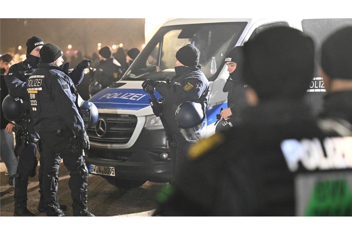 Schaden nach Silvester im Land liegt bei zwei Millionen Euro Einsatzkräfte der Polizei sichern eine Silvesterveranstaltung am Schlossplatz.